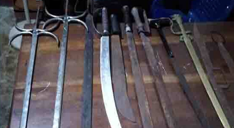 யாழ்ப்பாணத்தில் வாள்களுடன் 8 பேர் கைது