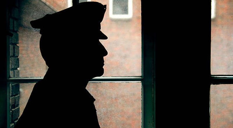 இனந்தெரியாத மூவரால் தாக்குதலுக்குள்ளான  கொழும்பு மகசின்  சிறைச்சாலை அதிகாரி