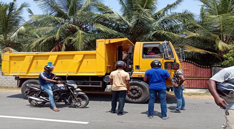 சுடலைக்குள்  மணல் அகழ்வு - பருத்தித்துறை பொலிசாருக்கு இளைஞர்களால் முறைப்பாடு