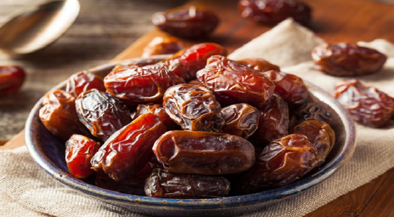 கரையான்கள் கொண்ட ஒரு தொகை பேரீச்சம் பழங்களை கைப்பற்றிய  விசேட புலனாய்வு அதிகாரிகள்