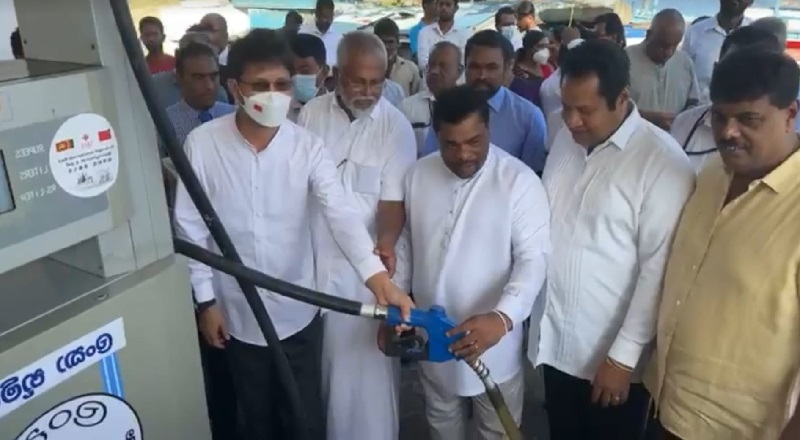 அமைச்சர் டக்ளஸ் அவர்களின் கோரிக்கைக்கு  மண்ணெண்ணெயை பயனாளிகளுக்கு வழங்கும் நிகழ்வு கொழும்பில்  நடைபெற்றது.