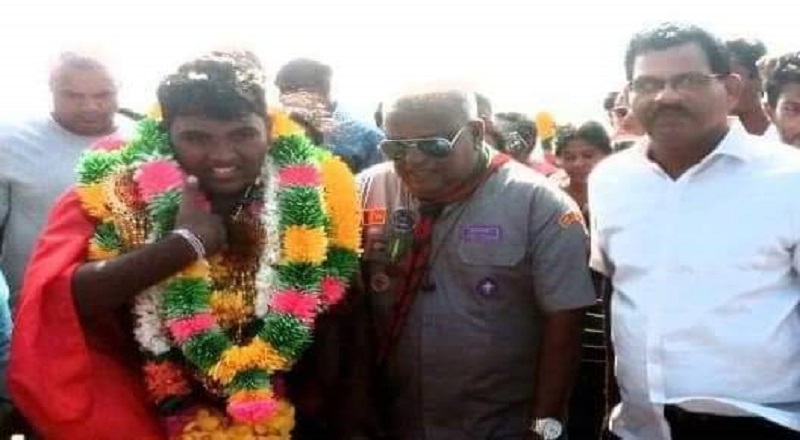 பாக்கு நீரிணையை நீந்திக் கடந்து சாதனை புரிந்த தேவேந்திரன் மதுசிகன்.