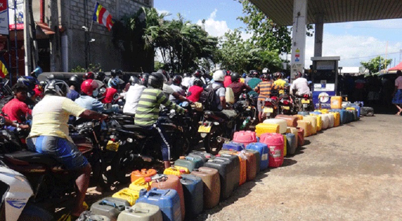 கம்பஹாவில் உள்ள சில எரிபொருள் நிரப்பு நிலையங்களுக்கு அருகில் வரிசைகள்