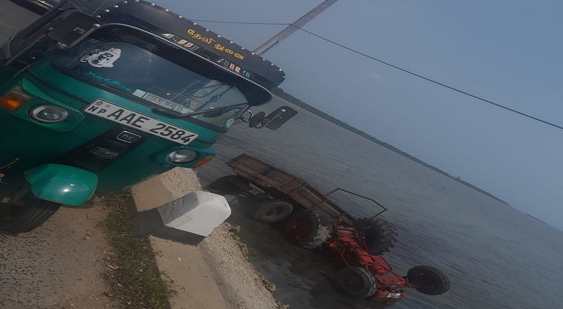 புங்குடுதீவு பாலத்தில் விபத்து