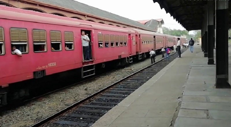 ரயில் தடம் புரண்டதால் மலைநாட்டு ரயில் போக்குவரத்து தடை