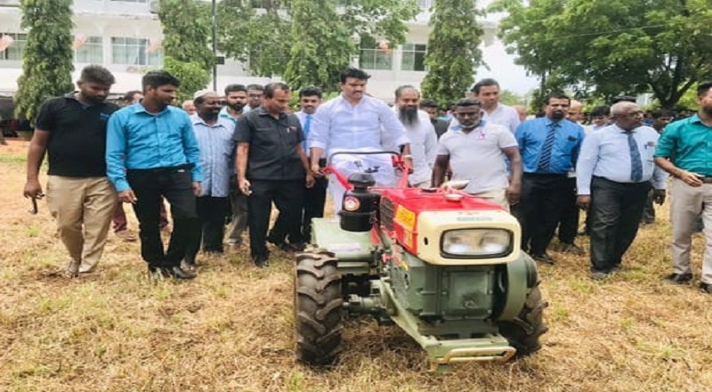 கிழக்குமாகாண விவசாய நிறுவனங்களுக்கு இரு சக்கர உழவு இயந்திரங்கள் ஆளுநரால் கையளிப்பு