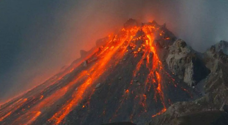 வடகிழக்கு பிலிப்பைன்ஸில் உள்ள  மயோனில் எரிமலைக்குழம்பு தொடர்ந்து கசிந்து வருவதால் 13,000 பேர் வெளியேற்றம்