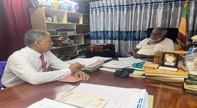 யாழ்ப்பாணம் புகையிரத நிலைய அத்தியட்சகர்  - டக்ளஸ் சந்திப்பு