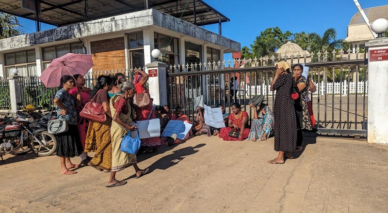 அஸ்வெசும கொடுப்பனவில்  பாதிக்கப்பட்ட கேப்பாபுலவு மக்கள்  கவனயீர்ப்பு போராட்டம்