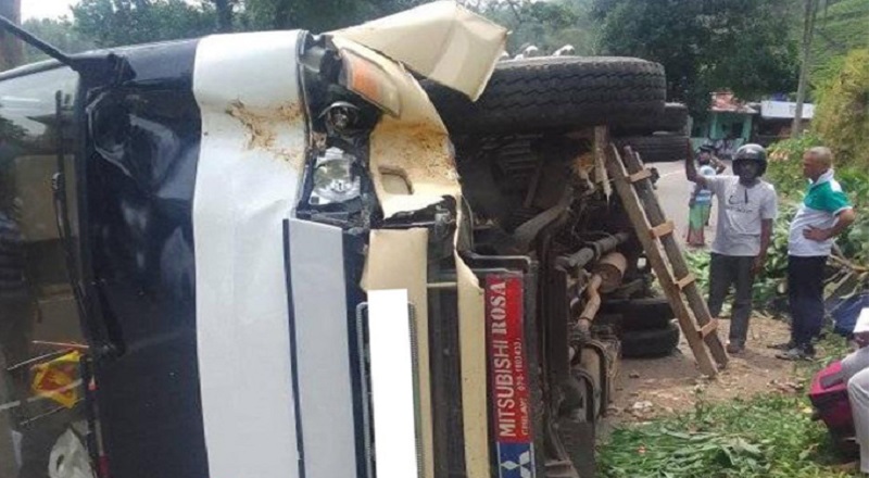 புத்தளத்திலிருந்து நுவரெலியா நோக்கி பயணித்த சொகுசு பஸ்  விபத்து: 8 பேர் காயம்