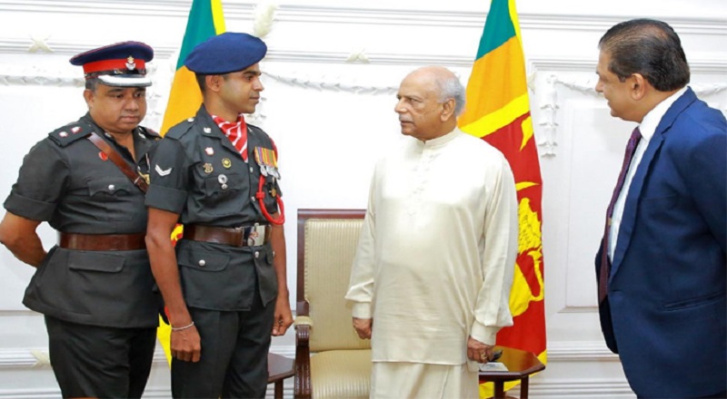 பயணிகளின் உயிரைக் காப்பாற்றிய இராணுவத்தின் கோப்ரல் பி.ஆர்.கே.எல் கருணாரத்னவிற்கு பிரதமர் பாராட்டு