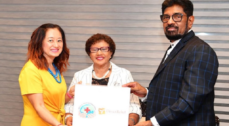 புற்றுநோய்க்கான மருந்துப் பொருட்களை சுகாதார அமைச்சிடம் கையளித்த ஜூலி சாங்