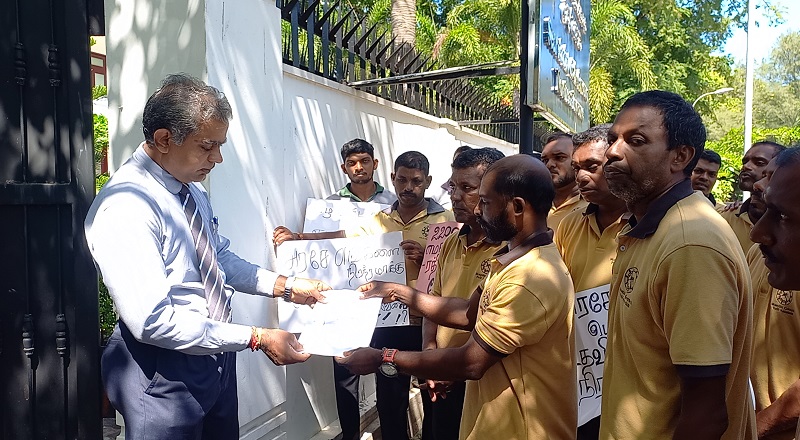 போராட்டத்தில் குதித்த வட மாகாண  டெங்கு பரவல் சுத்திகரிப்பு பணியாளர்கள்!