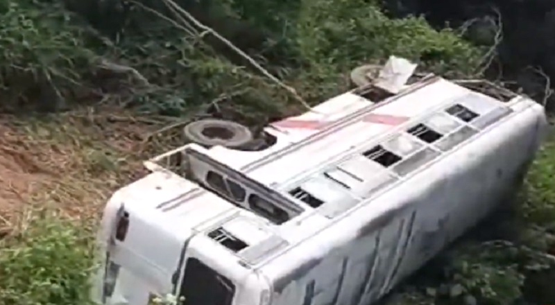 மீண்டும் தலைகீழாக கவிழ்ந்து பஸ் விபத்து