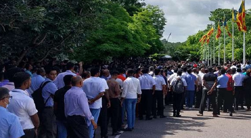 போராட்டத்தில் குதித்த கட்டுநாயக்க விமான நிலைய ஊழியர்கள்!