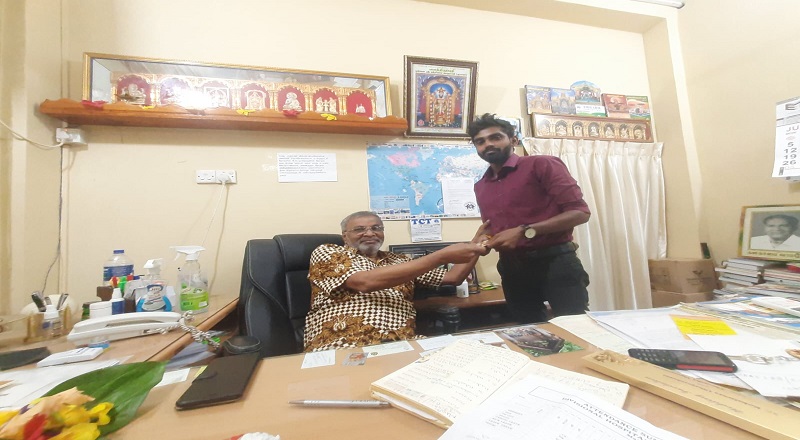 வறிய மக்களுக்கு உதவித்தொகையை வழங்கி வரும் கொடைக்கோன்  தியாகேந்திரன் வாமதேவா