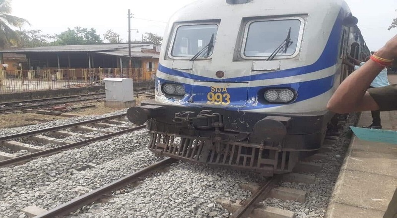 கொழும்பு கோட்டை நோக்கி பயணித்த  ரயில் தாண்டிக்குளம் பகுதியில் கடவையை கடந்த லொறி மீது மோதி விபத்து