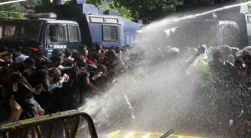 மாணவர் ஒன்றியத்தின் ஆர்ப்பாட்ட பேரணியை கலைக்க  நீர்த்தாரை பிரயோகம்