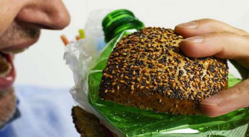 ஒரு நபர் ஒரு வாரத்திற்கு ஒரு கிரெடிட் கார்டின் அளவு மைக்ரோபிளாஸ்டிக்ஸை சாப்பிடுகிறார்.