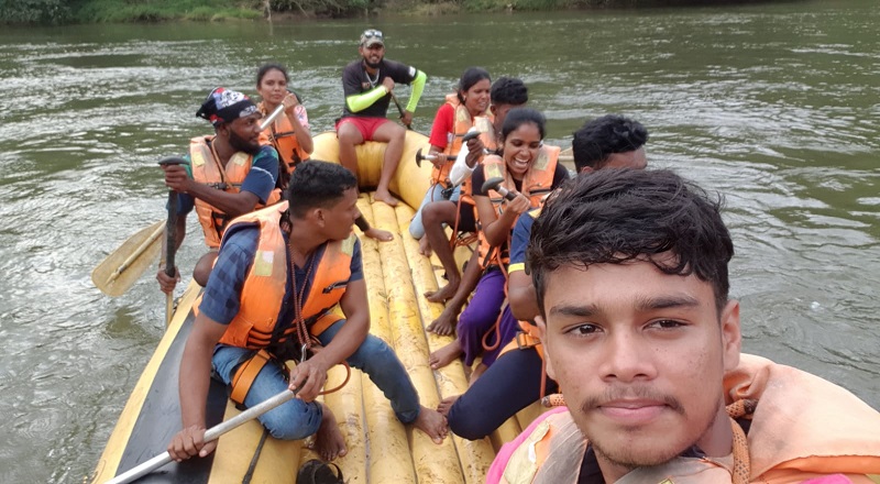 இயற்கையை நேசிக்க தூண்டும் நோக்குடன் சாகச வனப்பகுதிக்கு  அழைத்துச் செல்லப்பட்ட இளையோர்.