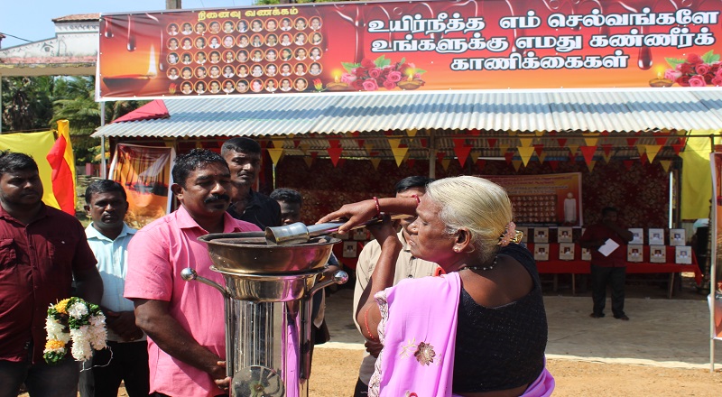 செஞ்சோலை வளாகத்தில் உயிரிழந்த உறவுகளுக்கு உணர்வு பூர்வமாக அஞ்சலி