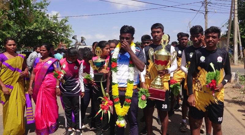 வரலாற்றுச் சாதனை படைத்த  அடம்பன் மத்திய மகா வித்தியாலய மாணவர்கள் கௌரவிப்பு.