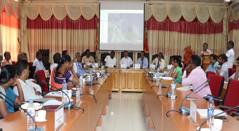 முல்லைத்தீவு மாவட்டத்தில் 3,389குடும்பங்களுக்கு குடியிருக்க  காணிகள் இல்லை கைவிரிக்கும் மாவட்ட செயலகம்