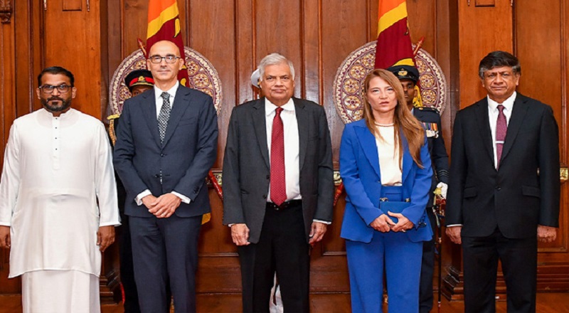 புதிய தூதுவர்களாக நியமனம் பெற்றுள்ளவர்கள் ரணிலிடம்  நற்சான்றிதழ் பத்திரங்களை கையளித்தனர்