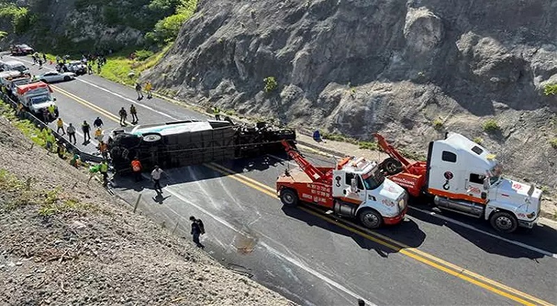 மெக்சிகோவில் பஸ் மீது லாரி மோதி 16 அகதிகள் உயிரிழந்தனர்.