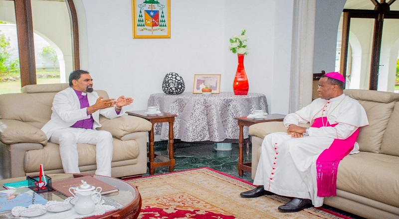 பாப்பரசரின் இலங்கைக்கான பிரதிநிதி எஸ்.சந்துரு பெணாண்டோ ஆகியோருக்கிடையில்   சந்திப்பு.