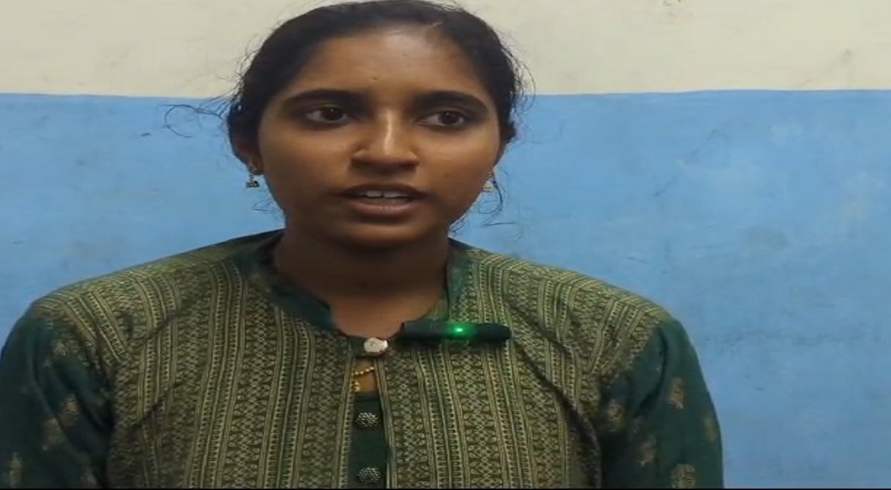 யுத்தத்தில் தந்தையை இழந்த முல்லைத்தீவு  மாணவி டொறின் வர்த்தக பிரிவில் மாவட்ட ரீதியில் முதலிடம்