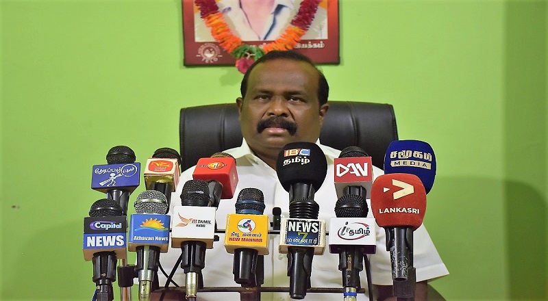 சுகாதார அமைச்சர் போலியான மருந்துகள் இறக்குமதி செய்து  பணத்தை தனது பொக்கட்டுக்களை நிரப்பி உள்ளார்