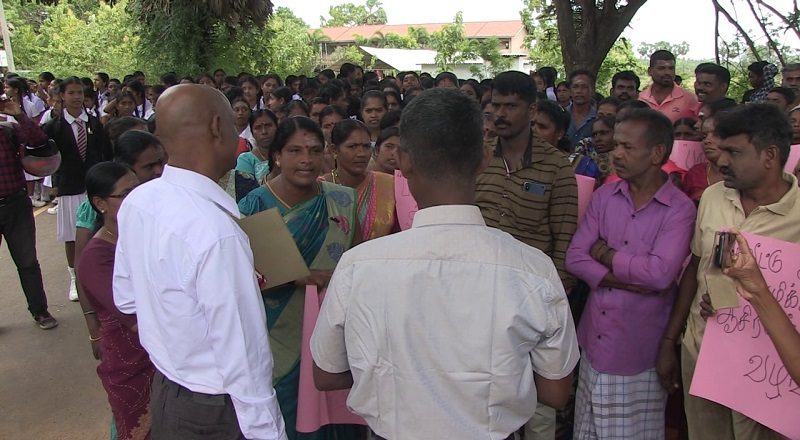 கோணாவில் மகா வித்தியாலத்தில் ஆசிரியர் பற்றாக்குறையால் மாணவர்கள் வீதியில் இறங்கி போராட்டம்