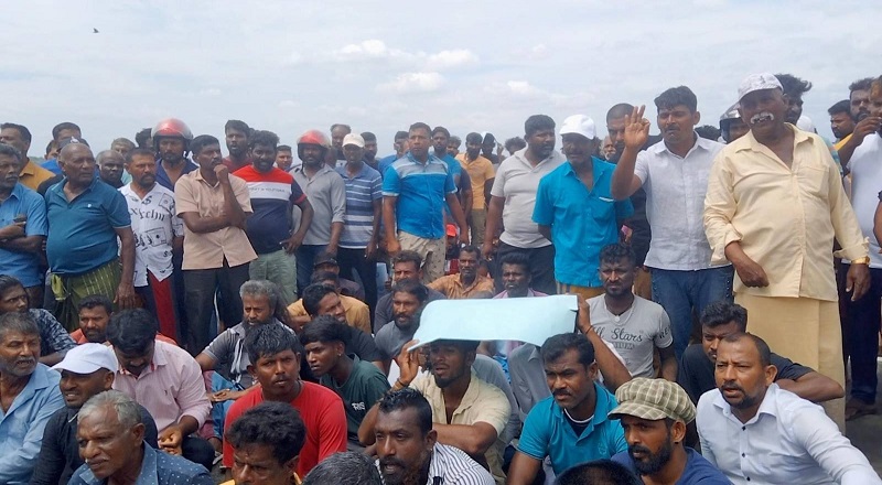 சட்டவிரோத மீன்பிடிக்கு அரசாங்கம் அனுமதித்துள்ளதாக கிழக்கில் குற்றச்சாட்டு