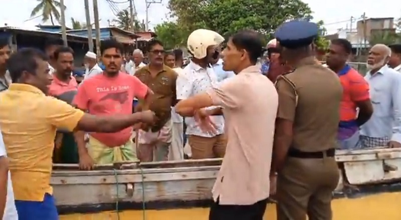 கடலரிப்புக்கு நடவடிக்கை எடுக்க கோரி கடற்கரை வீதியை மறித்து மீனவர்கள் ஆர்ப்பாட்டம்.