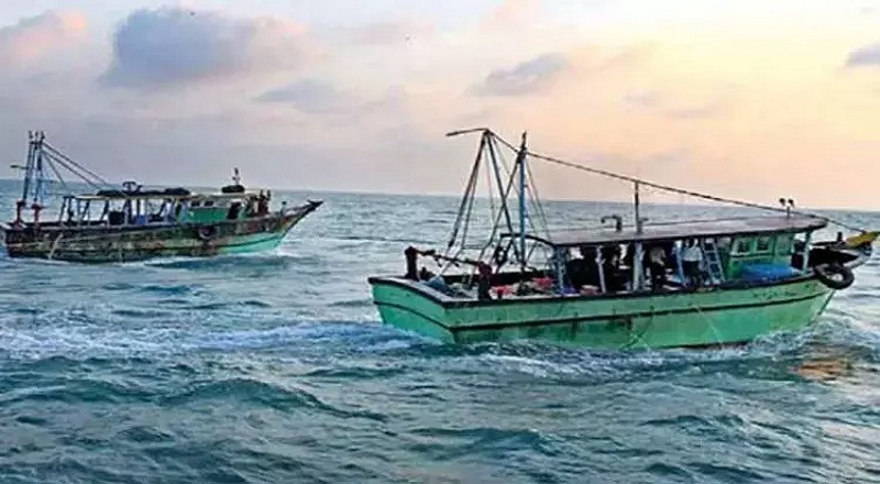 நடுக்கடலில் ராமேஸ்வரம் மீனவர்கள் மீது இலங்கை கடற்படை தாக்கியதாக மீனவர்கள் குற்றச்சாட்டு