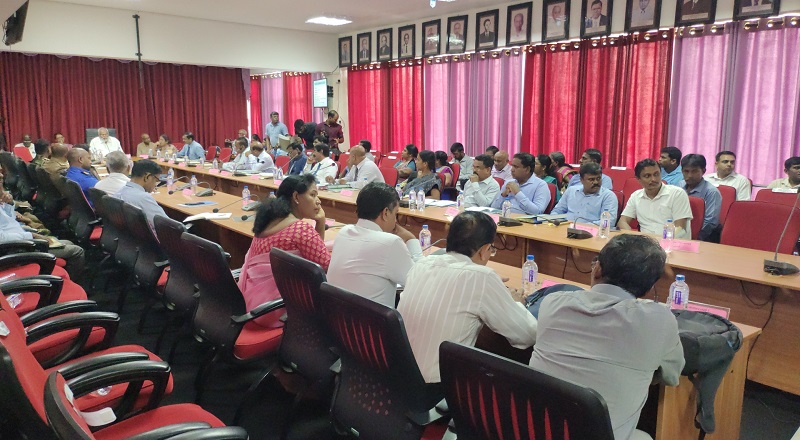 கிளிநொச்சி மாவட்ட அபிவிருத்திக்குழு கூட்டம் ஆரம்பம் - மக்கள் பிரதிநிதிகள் பலர் புறக்கணிப்பு