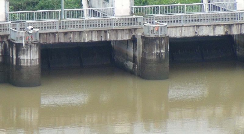 நாட்டில் தற்போது பெய்து வரும் கடும் மழையால் பல ஆறுகளின் நீர்மட்டம் உயர்ந்து வருகிறது