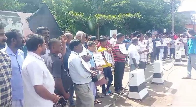 கிளிநொச்சி பழைய கச்சேரிக்கு முன்பாக வெடித்த ஆர்ப்பாட்டம்