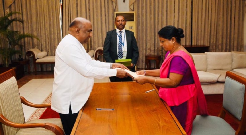 கணக்காய்வு சேவைக்குப் புதிதாக நியமிக்கப்பட்ட உறுப்பினர்கள்  மஹிந்த யாப்பா அபேவர்தன முன்னிலையில் பதவிப் பிரமாணம் 