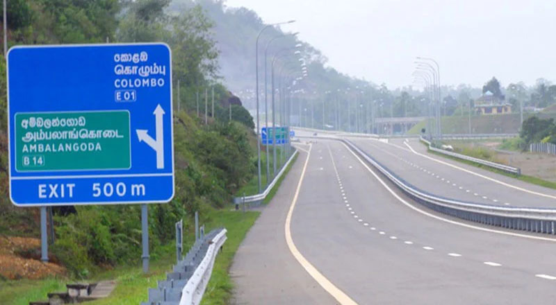 அமைச்சர்களின்  நண்பர்களுக்கு அதிவேக நெடுஞ்சாலையில் பஸ் உரிமம் வழங்கப்படுவதாக குற்றச்சாட்டு 