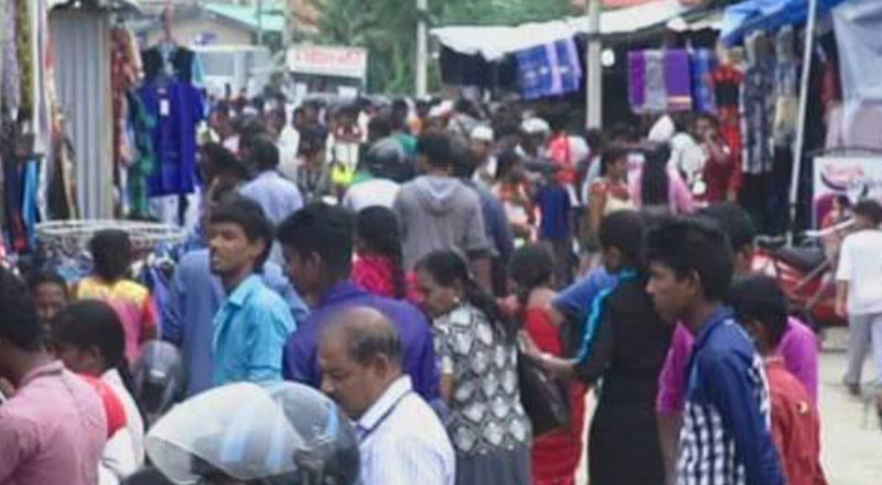 யாழ் நகரப்பகுதியில் முட்டி மோதும் மக்கள்: களைகட்டும் வியாபாரம் 