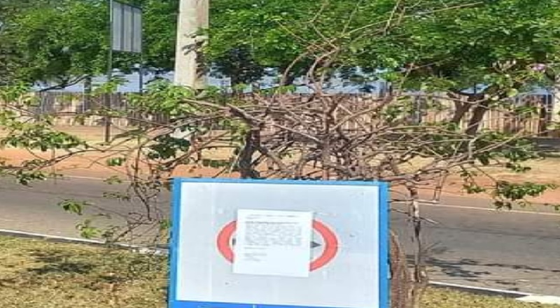 வீதி வழிகாட்டி பலகையில் நீதிமன்ற அறிவித்தலை ஒட்டிய பொலிஸார்
