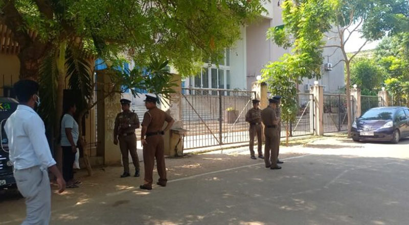 சிலை அகற்றல் விவகாரம்: யாழ்ப்பாண நீதிமன்ற வளாகத்திற்கு பலத்த பொலிஸ் பாதுகாப்பு!  