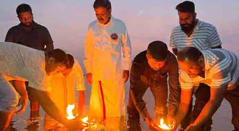 உயிர்நீத்த உறவுகளுக்கு நந்திக்கடலில்  அஞ்சலி!