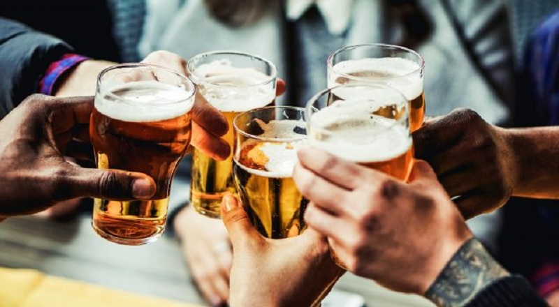 மது அருந்தி அநாகரீகமாக நடந்து கொண்ட 2 சிறுமிகள் உட்பட 6 பேர் கைது