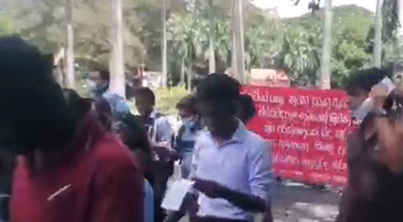 மாணவர்களின் ஆர்ப்பாட்ட பேரணியை கலைக்க கண்ணீர்ப் புகை தாக்குதல்!