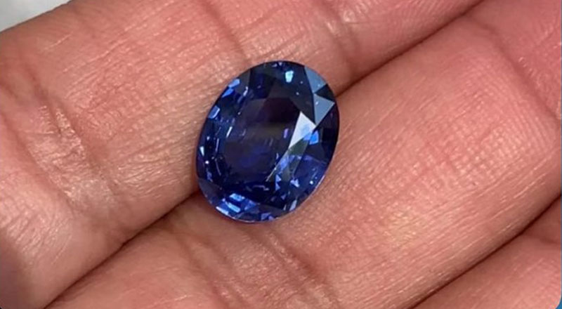 பேராதனையில் கண்ணாடி கல்லாக மாறிய 80 இலட்சம் பெறுமதியான நீல மாணிக்கம்