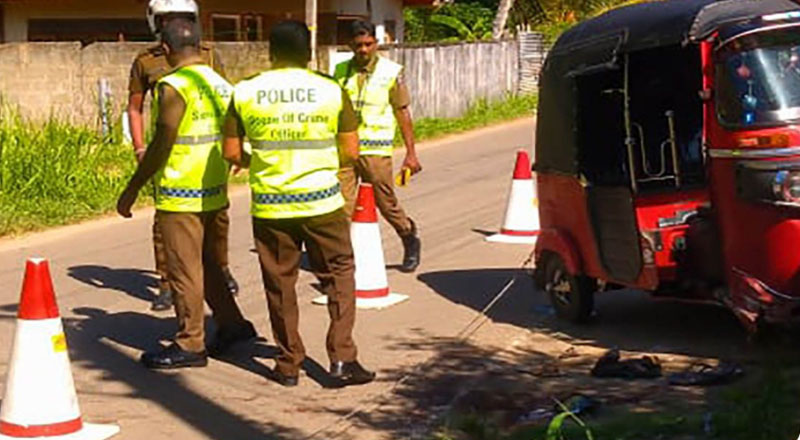 குழந்தையை பாடசாலையில்  இறக்கிவிட்டுச் சென்ற பெற்றோர் மீது துப்பாக்கிச் சூடு: தந்தைபலி! தாய் படுகாயம்