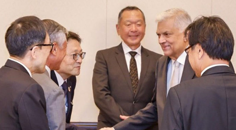 ஜப்பான் நிதியமைச்சரை சந்தித்த ஜனாதிபதி ரணில்: கடன் மறுசீரமைப்பு தொடர்பாக கலந்துரையாடல்